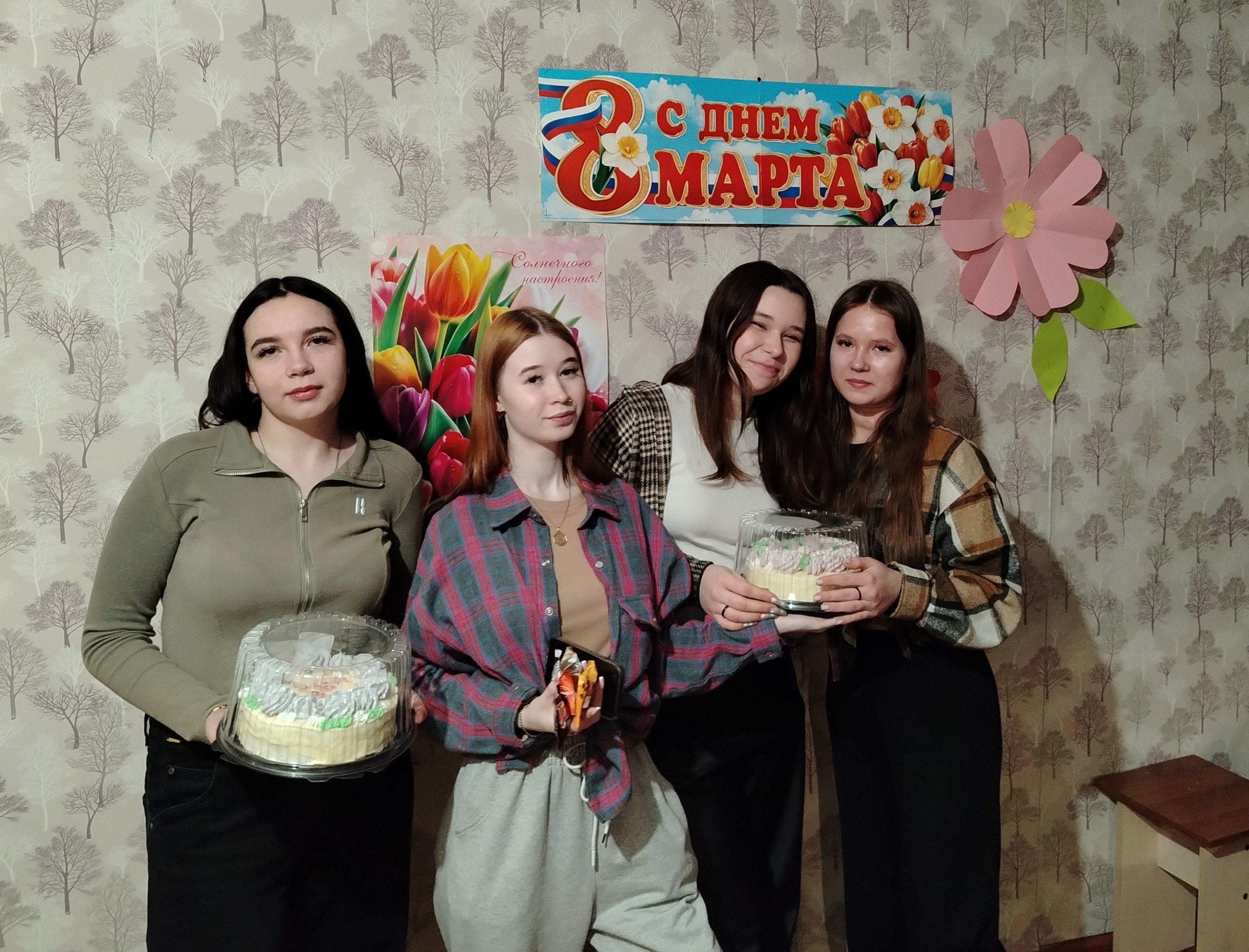 «С Днем защитника – парней, с Женским днем  – девчонок!»