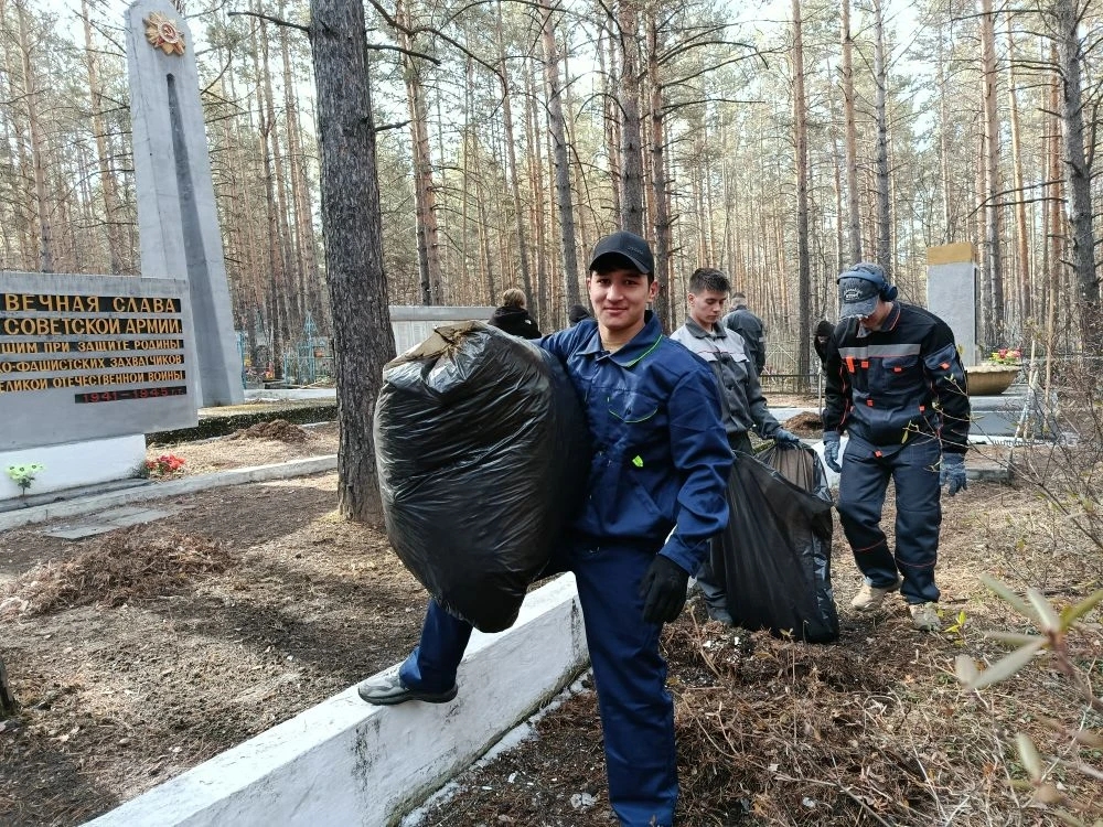 Студенты провели благоустройство братских захоронений Советских воинов